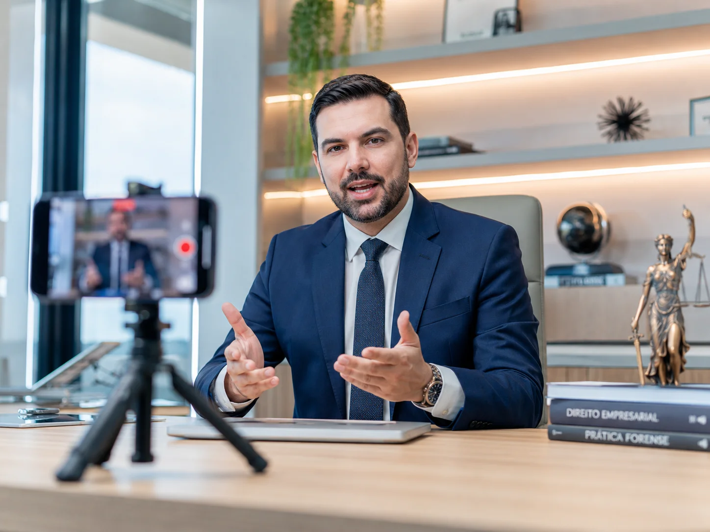 Advogado gravando vídeo educativo com celular em tripé